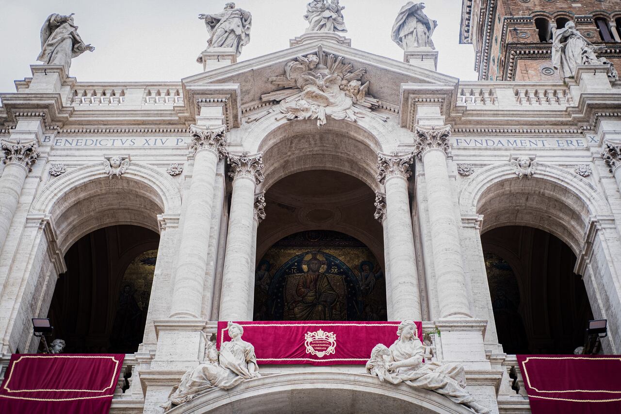 Vista exterior de la Basílica de Santa María la Mayor. Miles de fieles visitaron la tumba del Papa Francisco en la Basílica de Santa María la Mayor de Roma, donde se encuentra una sencilla tumba de mármol blanco con la inscripción "Francisco" cerca del icono "Salus Populi Romani"