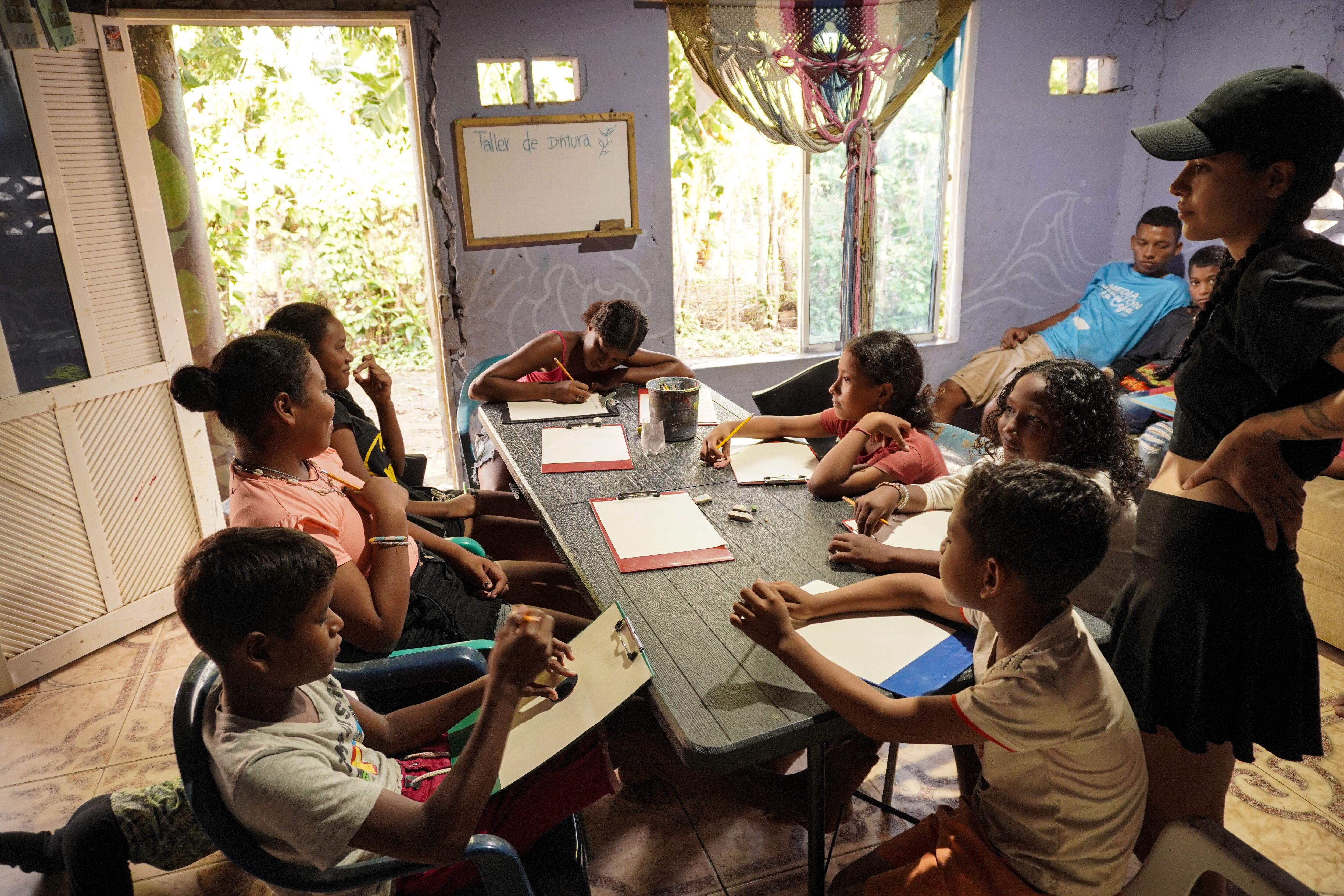 Más de 60 niñas, niños y jóvenes de Isla Fuerte preservan la memoria de su territorio a través del arte en la Escuela Arrecife. Foto: FESCILA