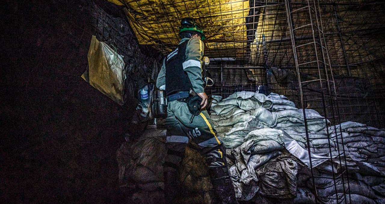 Esta es la zona fronteriza entre la multinacional china y el Clan del Golfo, custodiada por hombres armados. Al menos 1.500 sujetos se tomaron el 60 por ciento de la estructura subterránea de la mina.