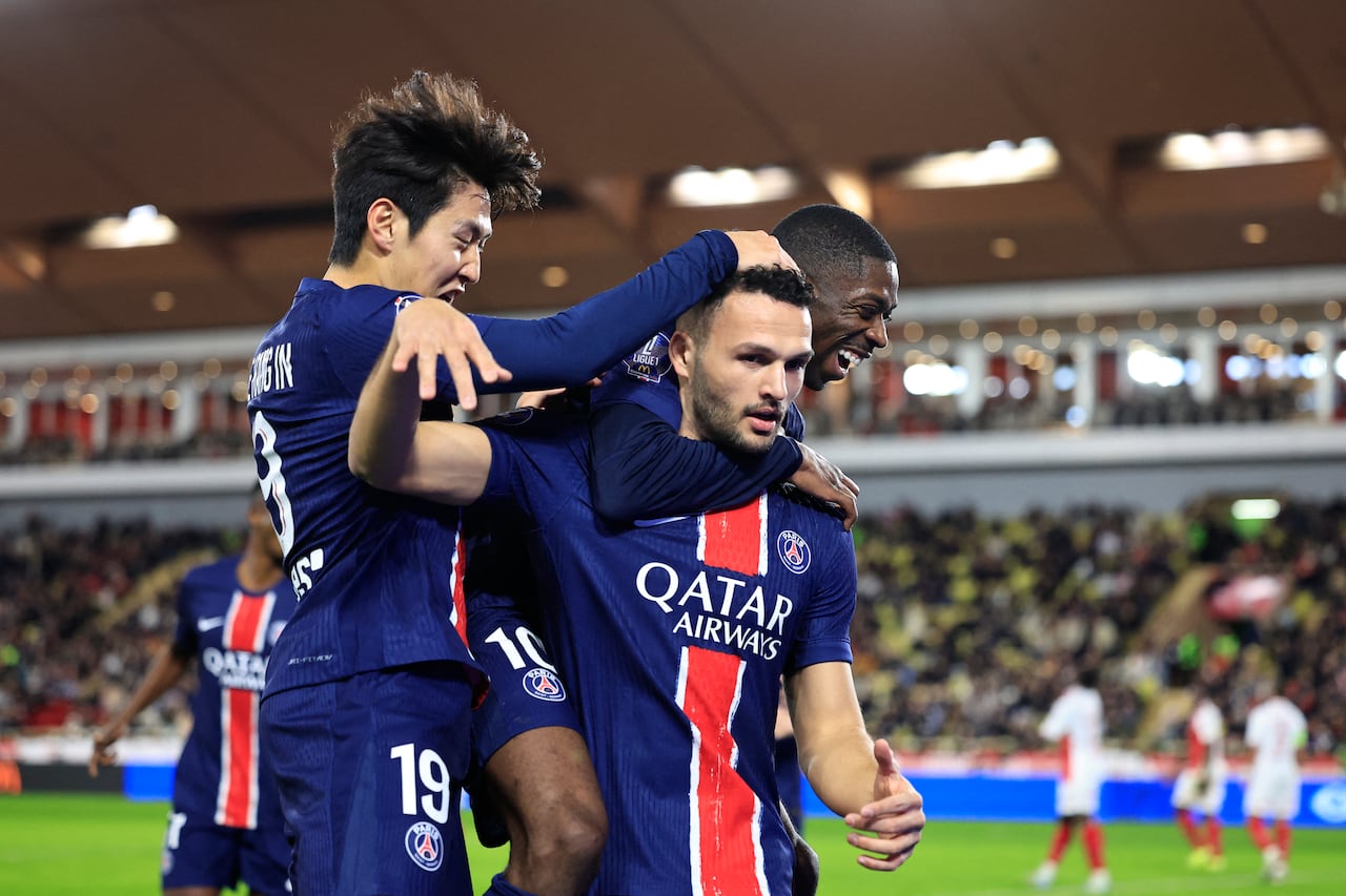 El delantero portugués del Paris Saint-Germain #09 Goncalo Ramos (C) celebra el tercer gol de su equipo.