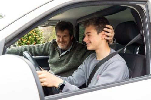 Estudio revela que el 84 % de los conductores aprendió a manejar con su papá