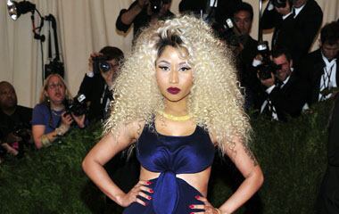 Carismática y rebelde, así lució Nicki Minaj. Su vestido azul eléctrico con cortes irregulares en el pecho mostró su estilo 'punk'. Foto: AP
