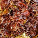 La extracción de la carragenina implica la separación de las algas de otras impurezas.