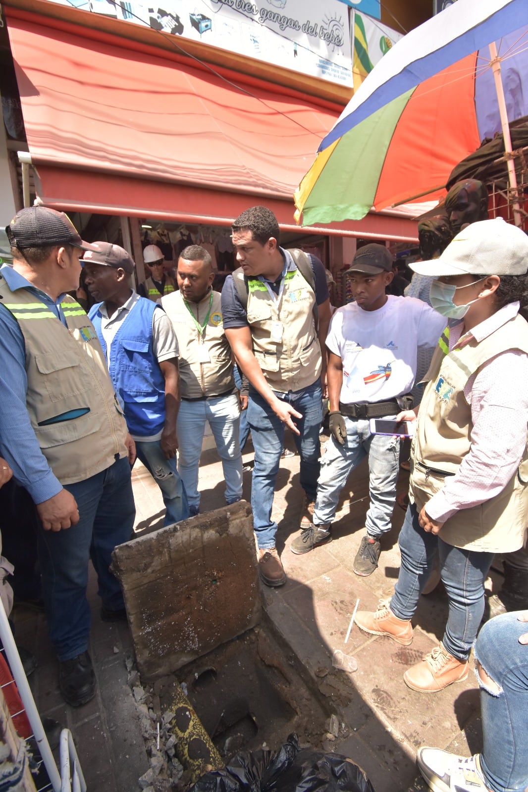 Vertimientos ilegales que realizan a los drenajes pluviales del Mercado de Bazurto