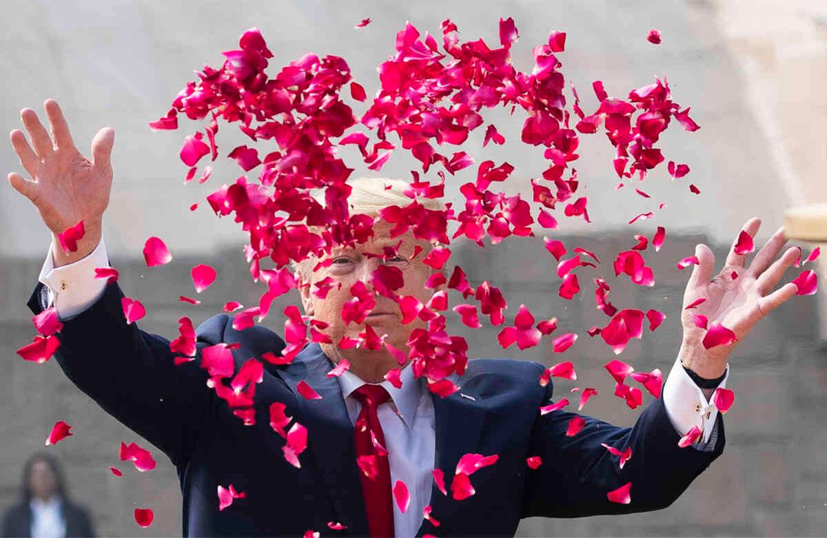 Trumps ofreció respetos florales en Raj Ghat, el monumento conmemorativo de Mahatma Gandhi, en Nueva Delhi. Foto: Alex Brandon/ AP
