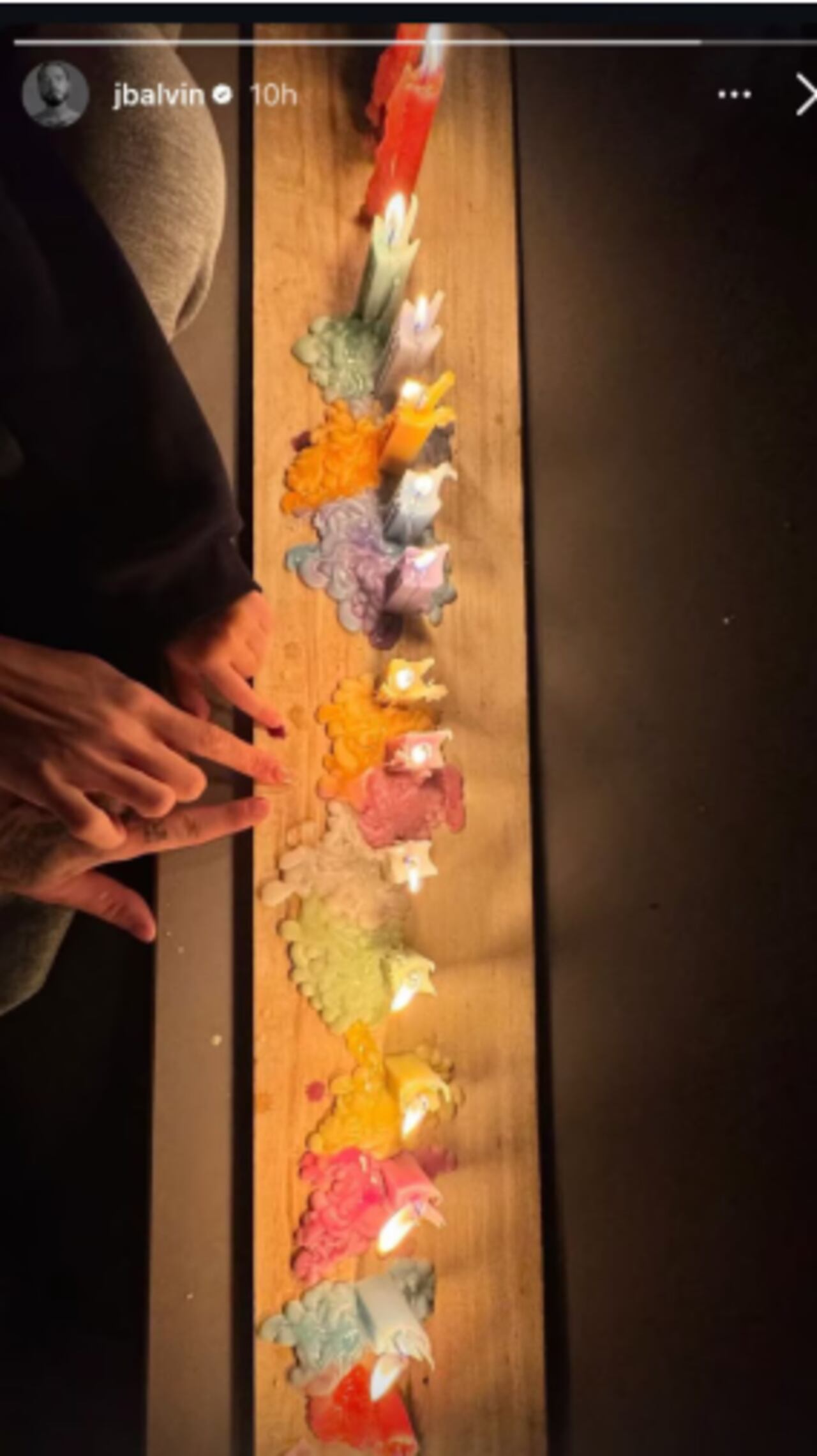 J Balvin en la celebración del día de velitas