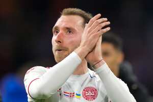 Eriksen agradece el homenaje de los hinchas en el Johan Cruyff Arena de Ámsterdam