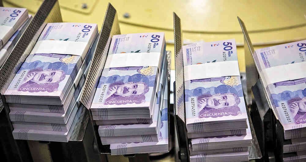 La literatura señala que emitir para financiar el déficit fiscal termina por aumentar los precios en forma generalizada.