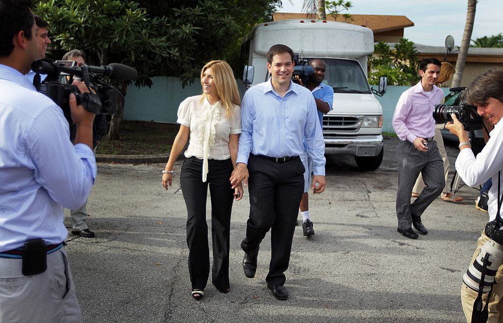 Marco Rubio, cuando era candidato republicano al escaño en el Senado de Estados Unidos por Florida, caminando con su esposa, Jeanette Rubio, después de votar el 24 de agosto de 2010 en Miami, Florida (Foto de Joe Raedle/Getty Images)