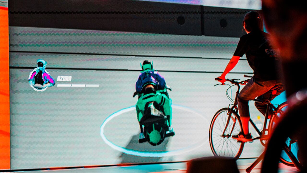 KINIX es una experiencia de juego inmersiva que permite competir mientras se pedalea una bicicleta.