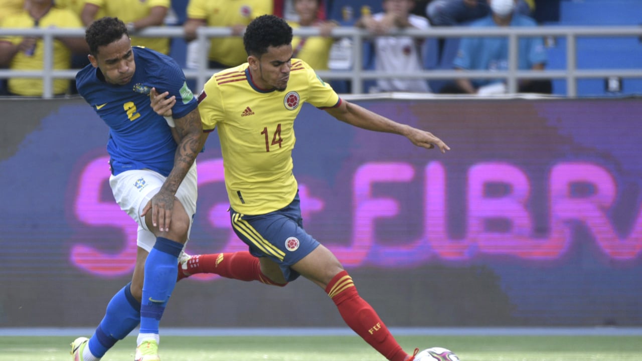 BARRANQUILLA, COLOMBIA - OCTOBER 10: Luis Diaz of Colombia fights for the ball with Danilo da Silva of Brazil during a match between Colombia and Brazil as part of South American Qualifiers for Qatar 2022 at Estadio Metropolitano on October 10, 2021 in Barranquilla, Colombia. (Photo by Guillermo Legaria/Getty Images)