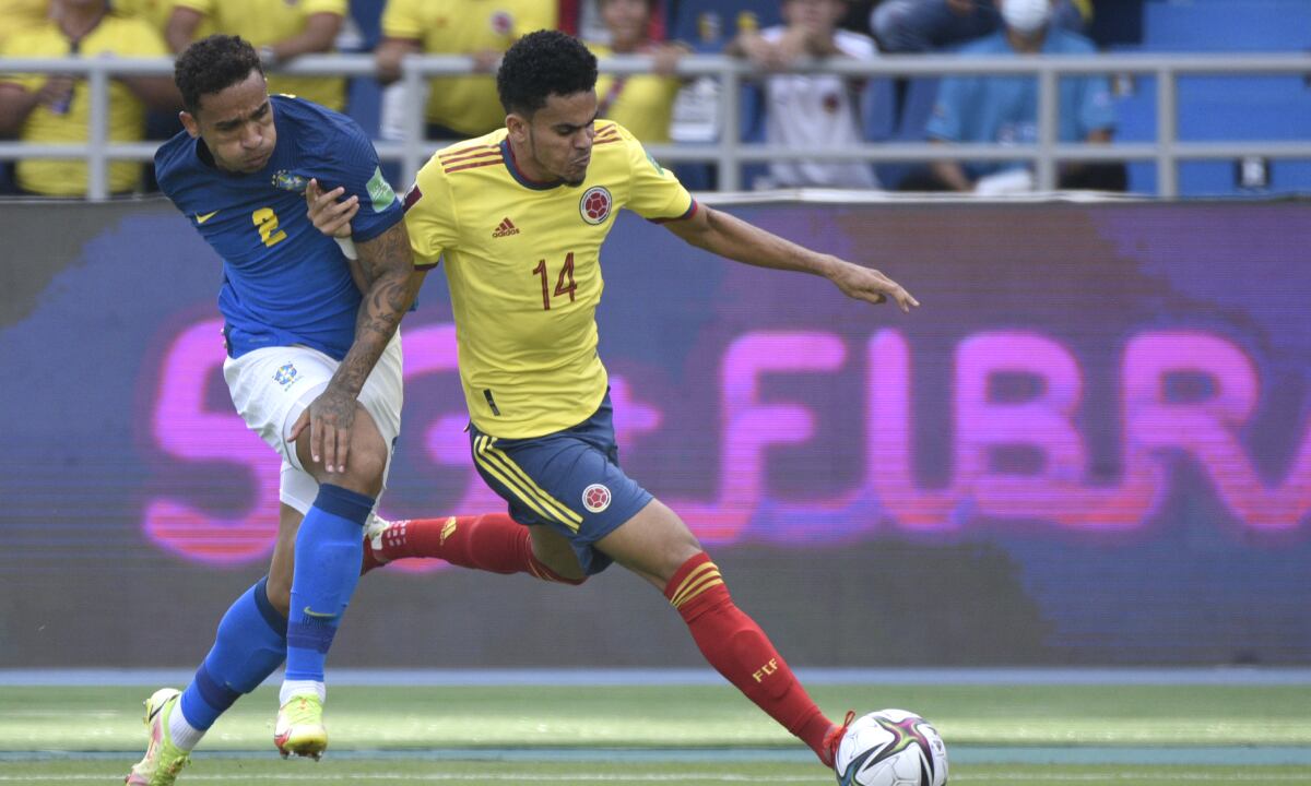 BARRANQUILLA, COLOMBIA - OCTOBER 10: Luis Diaz of Colombia fights for the ball with Danilo da Silva of Brazil during a match between Colombia and Brazil as part of South American Qualifiers for Qatar 2022 at Estadio Metropolitano on October 10, 2021 in Barranquilla, Colombia. (Photo by Guillermo Legaria/Getty Images)
