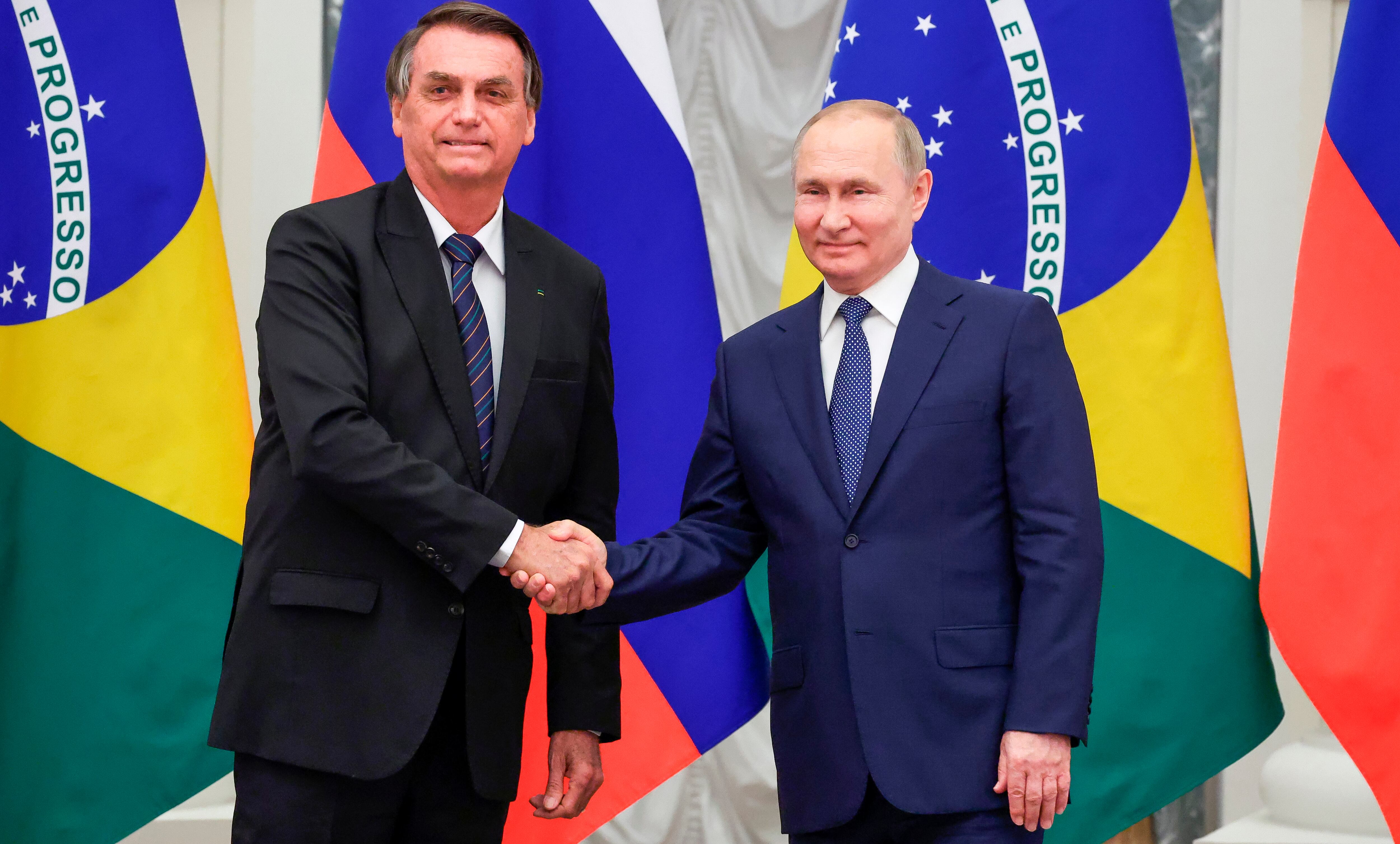 El presidente ruso Vladimir Putin, derecha, y el de Brasil, Jair Bolsonaro se estrechan las manos tras una conferencia de prensa en el Kremlin en Moscú, Rusia, miércoles 16 de febrero de 2022. (Mikhail Klimentyev, Sputnik, Kremlin Pool Foto via AP)