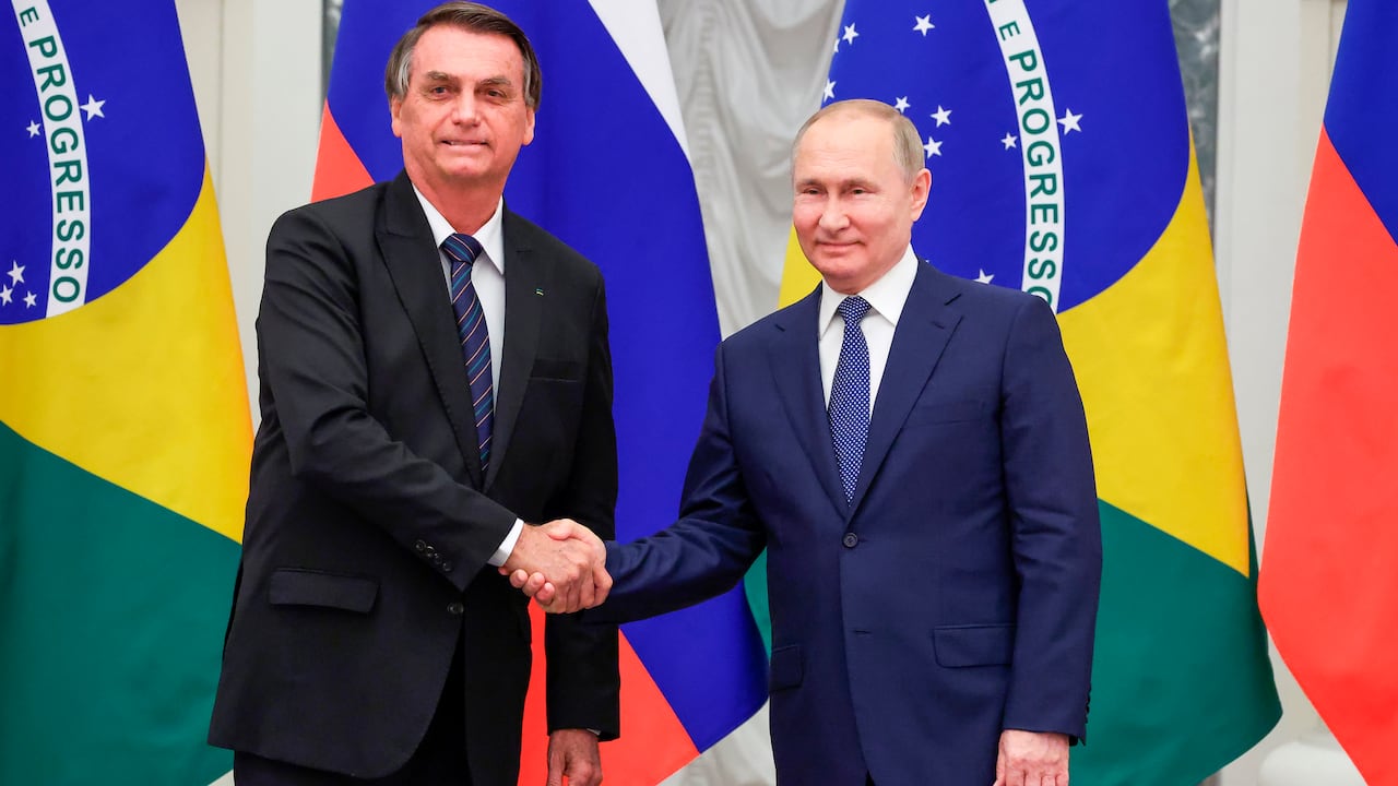 El presidente ruso Vladimir Putin, derecha, y el de Brasil, Jair Bolsonaro se estrechan las manos tras una conferencia de prensa en el Kremlin en Moscú, Rusia, miércoles 16 de febrero de 2022. (Mikhail Klimentyev, Sputnik, Kremlin Pool Foto via AP)