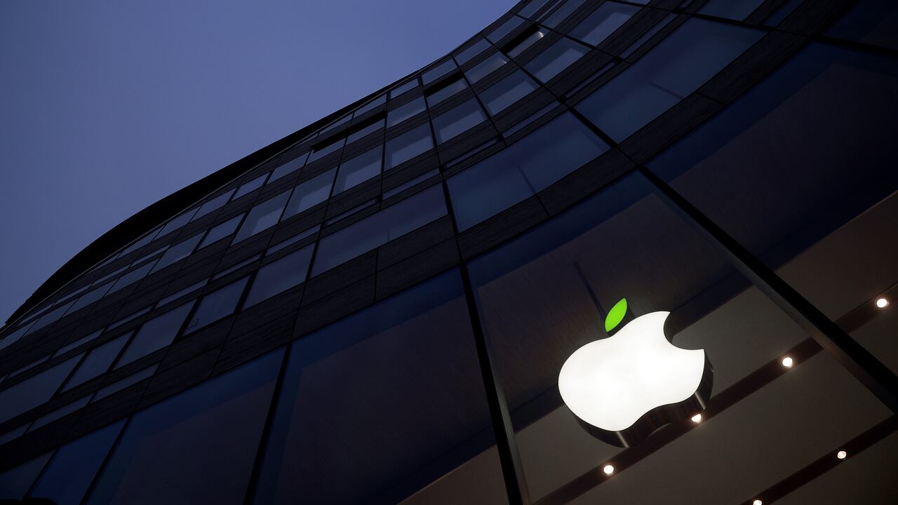 La compañía avanza en otro modelo de gafas de realidad mixta. Foto: Sascha Steinbach/Getty Images para Apple)