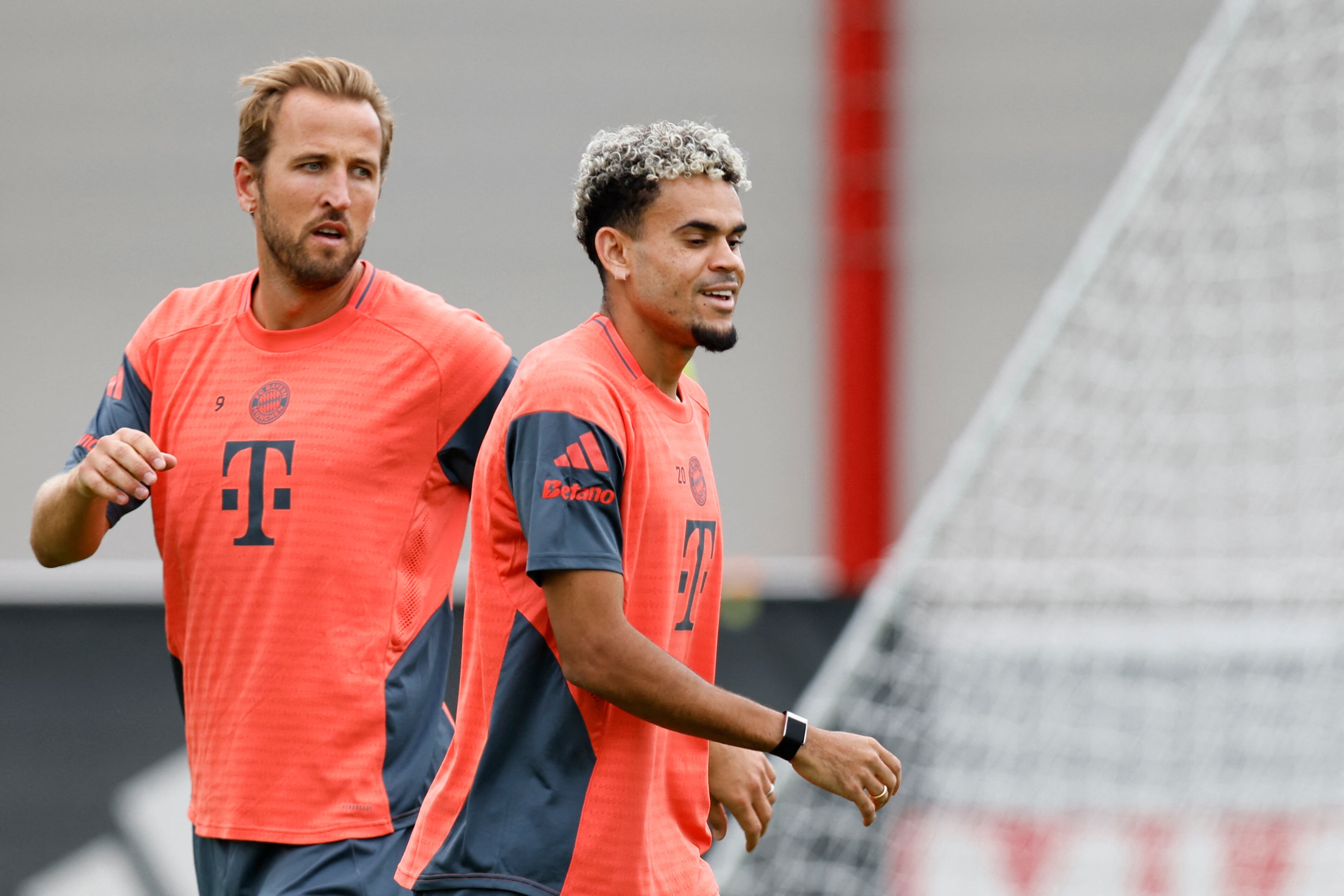Bayern Munich's Colombian forward #14 Luis Diaz (R) and Bayern Munich's English forward #09 Harry Kane attend a training session at their training ground in Munich, southern Germany, on July 31, 2025. Bayern Munich on July 30, signed forward Luis Diaz from Premier League champions Liverpool for a fee that could reportedly rise to 75 million euros ($86.5 million). (Photo by Alexandra BEIER / AFP)