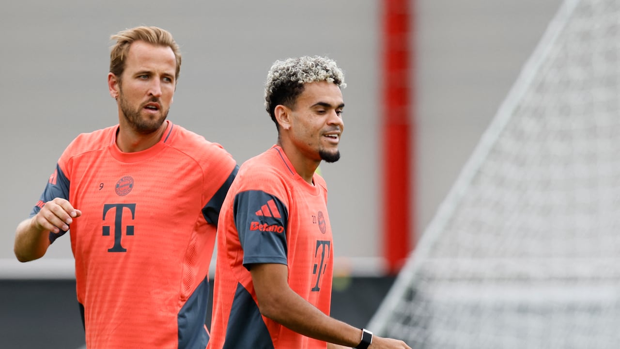 Bayern Munich's Colombian forward #14 Luis Diaz (R) and Bayern Munich's English forward #09 Harry Kane attend a training session at their training ground in Munich, southern Germany, on July 31, 2025. Bayern Munich on July 30, signed forward Luis Diaz from Premier League champions Liverpool for a fee that could reportedly rise to 75 million euros ($86.5 million). (Photo by Alexandra BEIER / AFP)