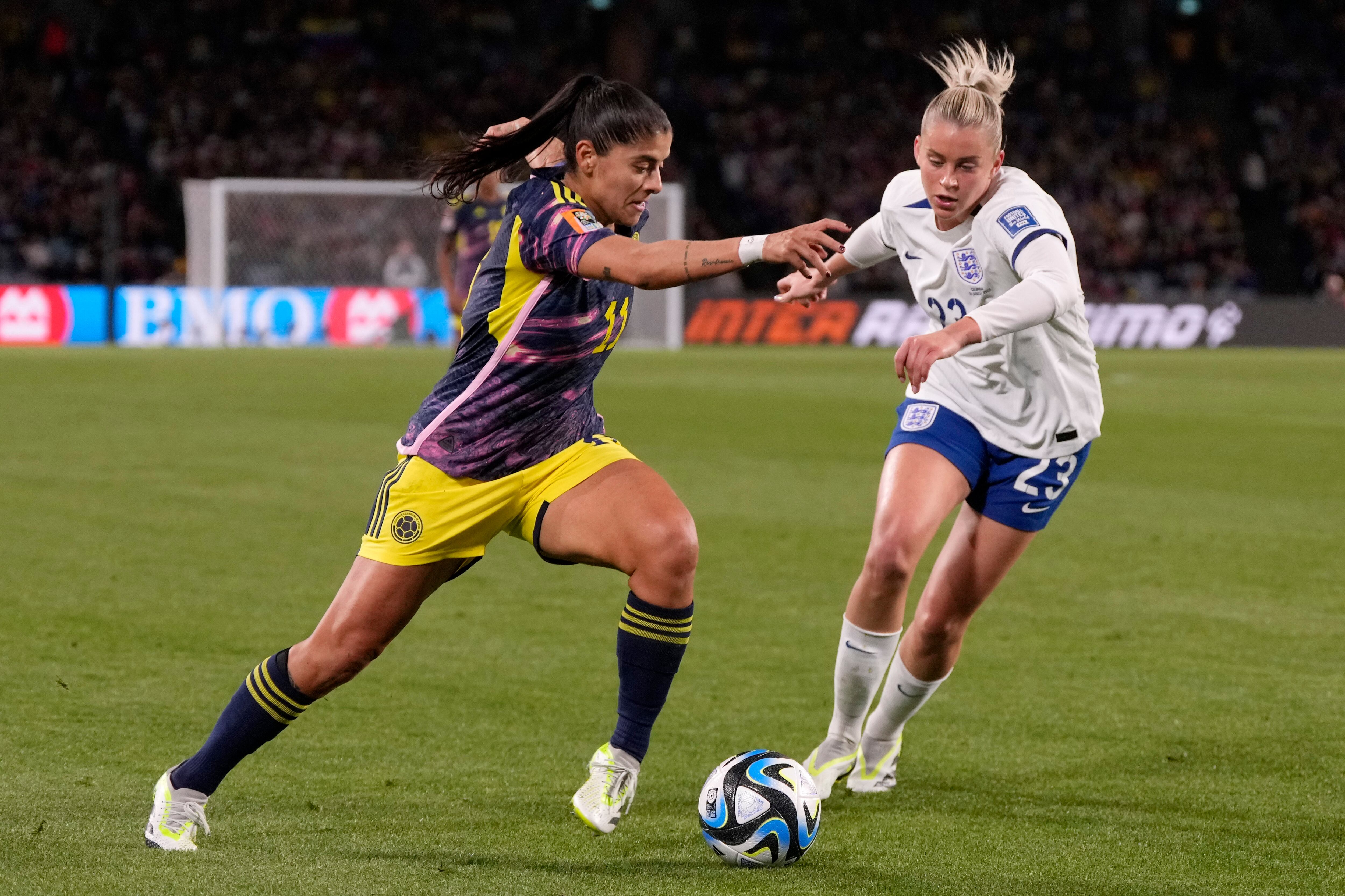 Catalina Usme es marcada por la futbolista inglesa, Alessia Russo.