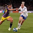 Catalina Usme es marcada por la futbolista inglesa, Alessia Russo.