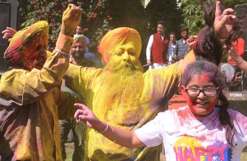 Holi es el popular festival hindú de colores de la primavera. Se celebra en la India, Nepal y demás países hindúes al final de la temporada de invierno durante la última luna llena de marzo FOTO: NARINDER NANU / AFP.