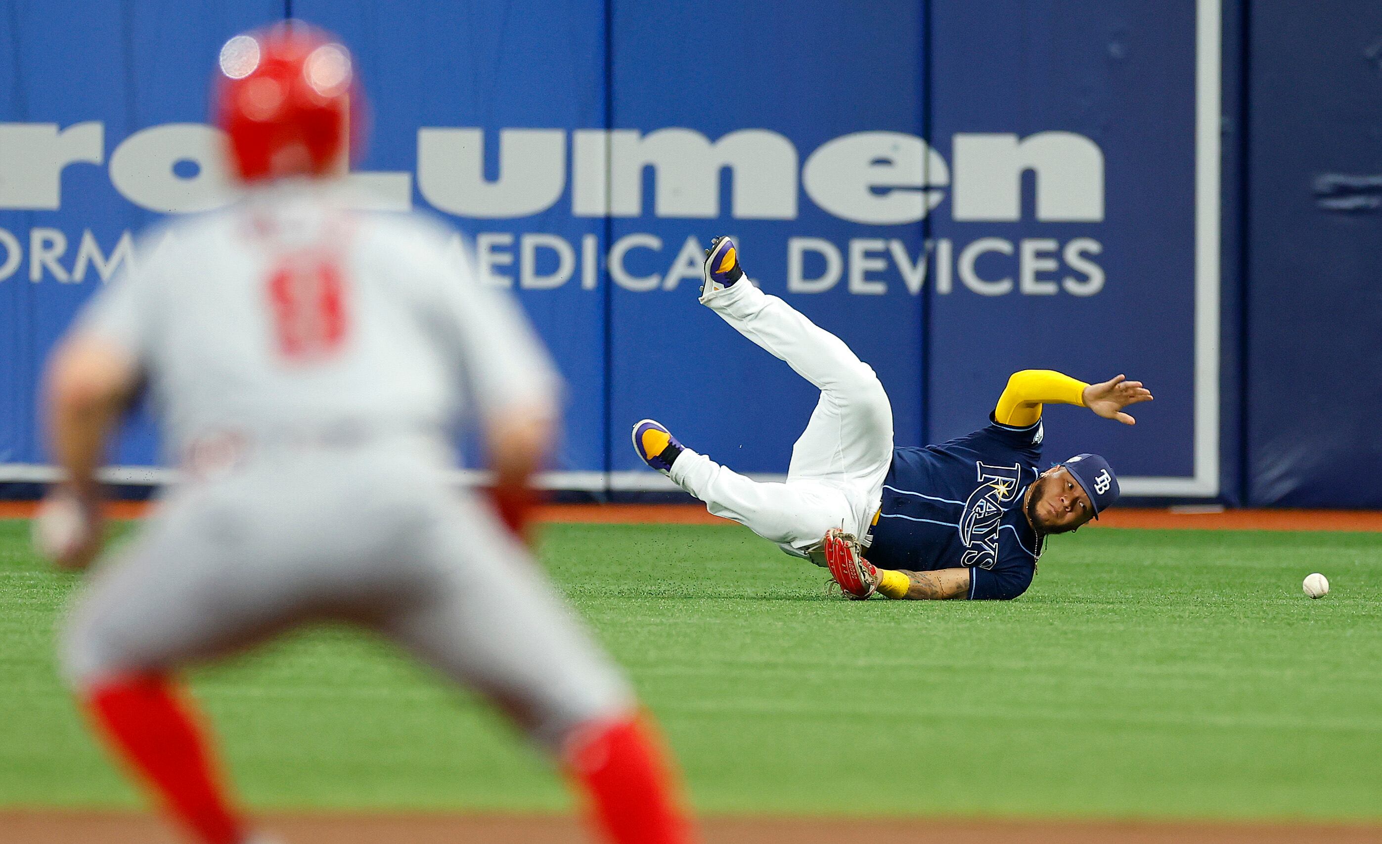 Harold Ramírez # 43 de los Rays de Tampa Bay pierde un elevado en la tercera entrada durante un juego `az en Tropicana Field el 20 de septiembre de 2023 en San Petersburgo, Florida. (Foto de Mike Ehrmann/Getty Images)