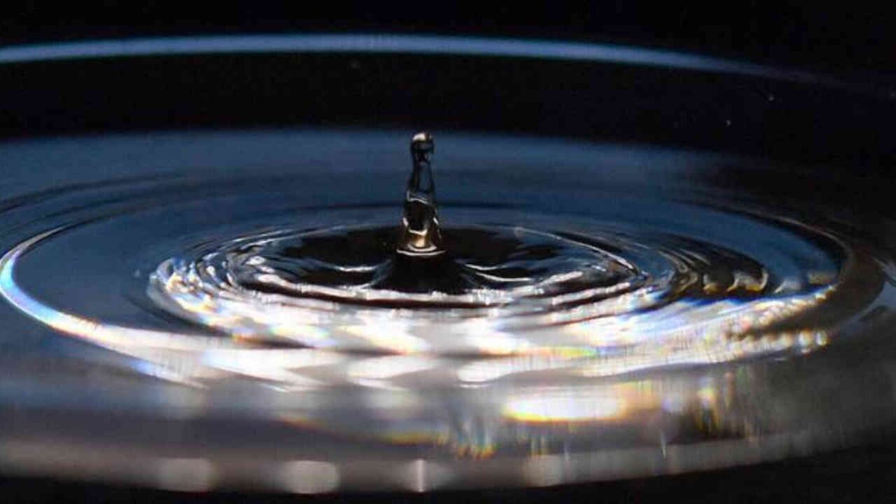 El agua es un recurso vital para supervivencia humana, su cotización en las bolsas de mercado ha despertado mucha polémica. Foto: B. Gindl / APA vía DW.
