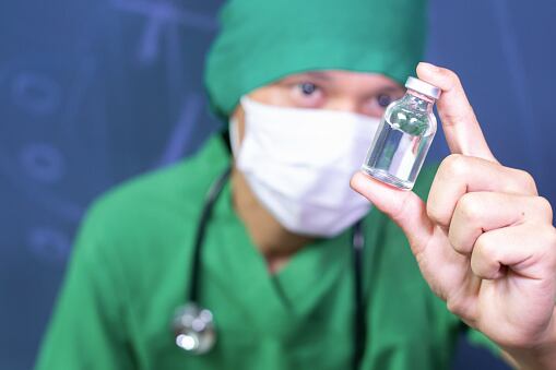 Este proceso se administra con fármacos que emplean el efecto de quedar inconsciente y se hace con el apoyo de un anestesiólogo.