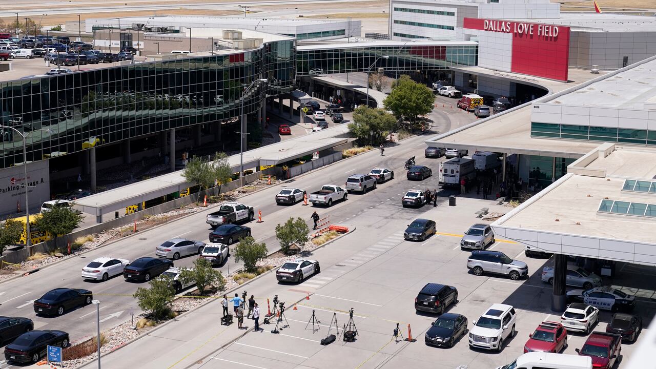 Un policía le disparó en las "extremidades inferiores" y luego fue arrestada y llevada al hospital.