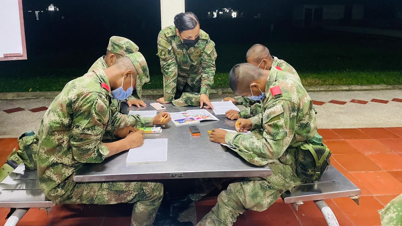 Mujeres militares enseñan español a soldados wayúu en Putumayo.