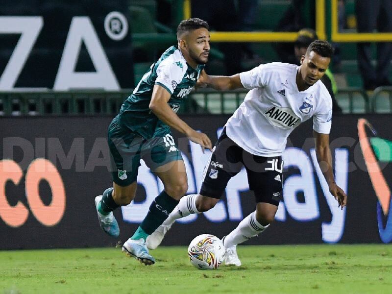 Andrés Arroyo controla la pelota durante el partido entre Millonarios y Deportivo Cali.