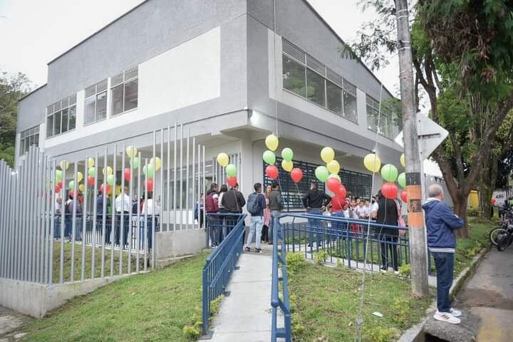 El lugar cuenta con seis aulas nuevas de las cuales hay tres especializadas