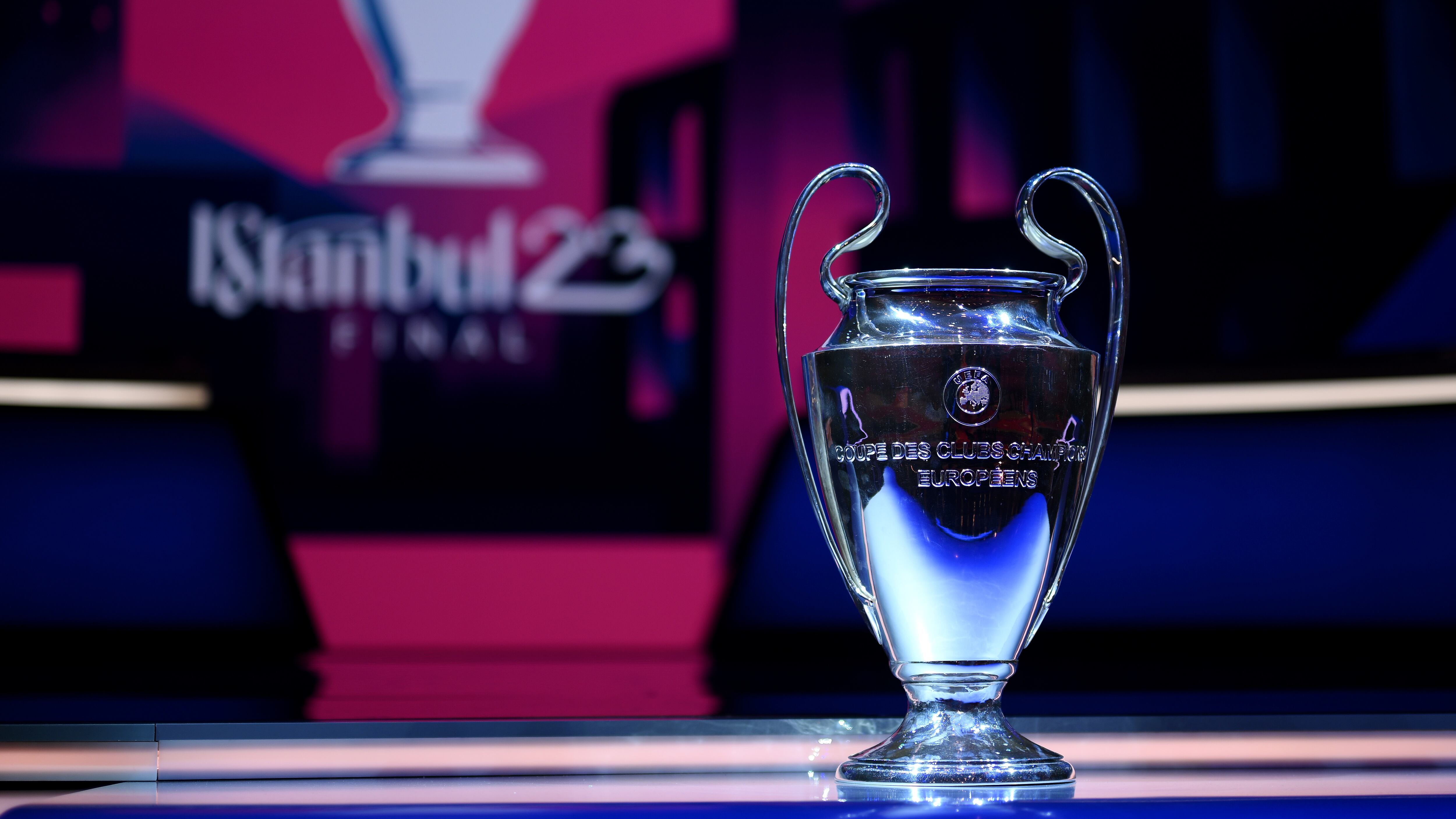 Trofeo de la Champions League durante el sorteo de la fase de grupos de la edición 2022-2023.