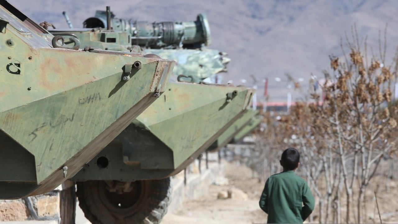 Dos niños en Afganistán murieron y otro resultó herido por jugar con un artefacto de guerra olvidado.