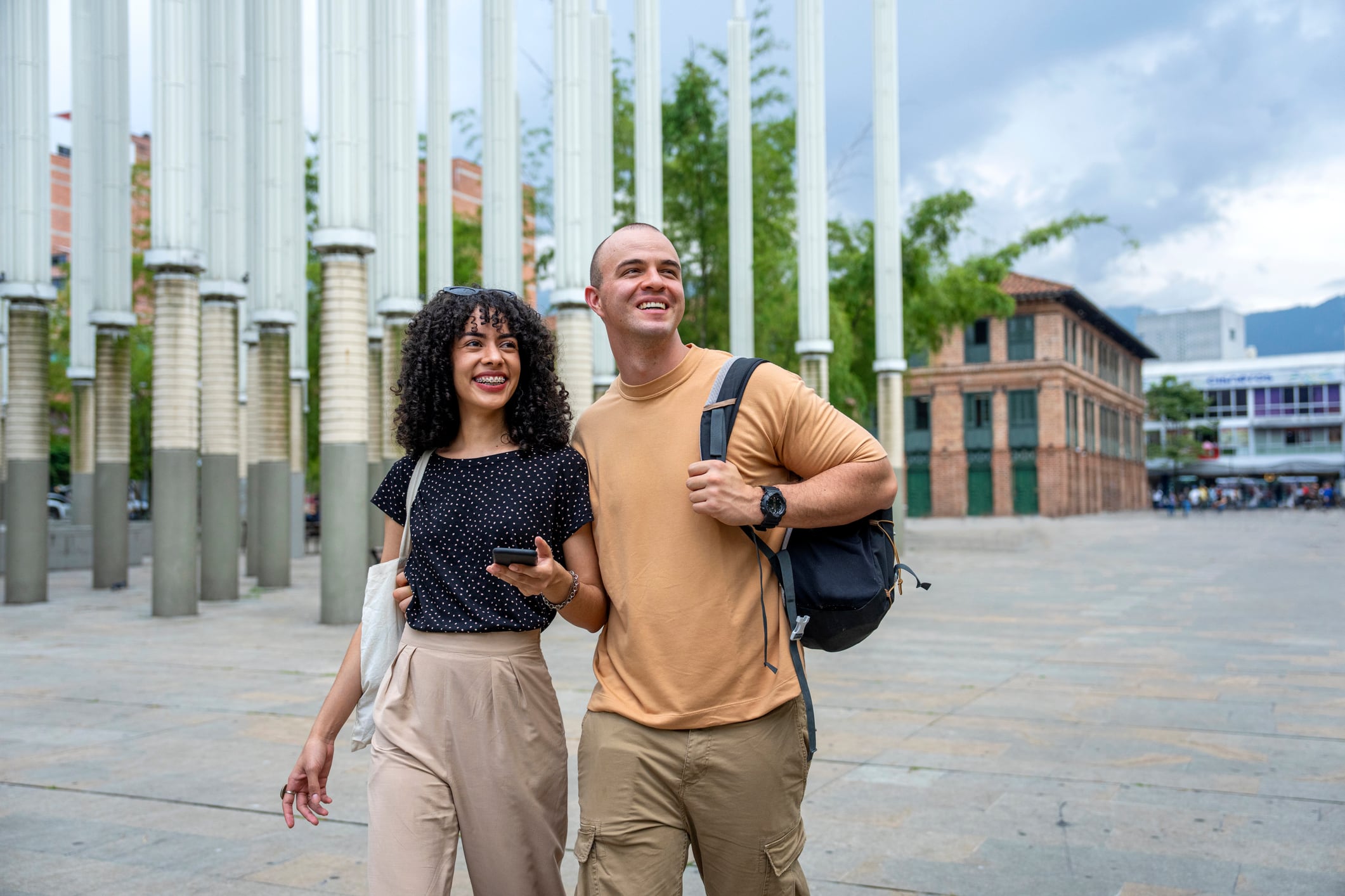 pareja en Plaza Cisneros, Medellin, Colombia