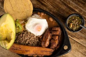 Bandeja paisa, uno de los platos típicos de Medellín.