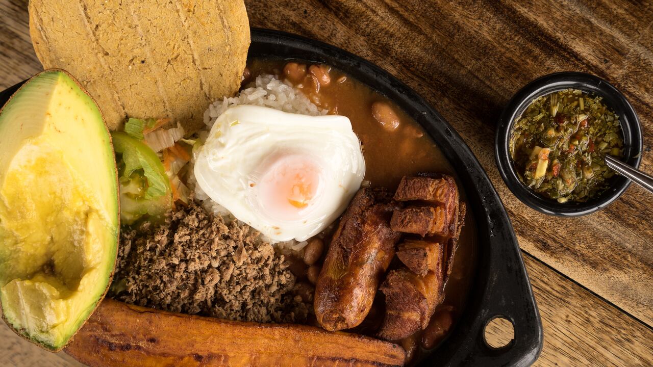 Bandeja paisa, uno de los platos típicos de Medellín.