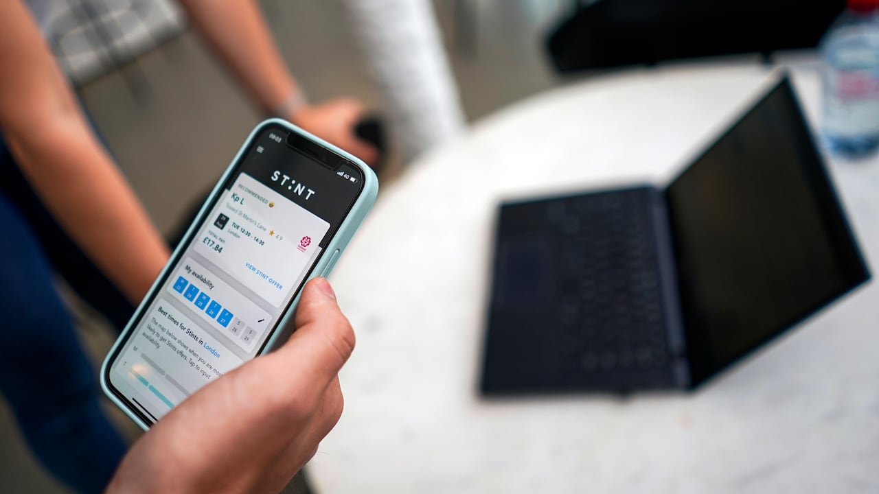 Una pagina web asegura mostrar las asignaciones salariales por área, para el nuevo año. (AP Photo/Alberto Pezzali)