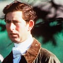 Lady Di fue, durante algún tiempo, amiga de Camilla. Carlos y Camilla se conocieron en 1971, él se enamoró locamente, pero nunca se lo confesó. Ella lo usaba para darle celos a Andrew Parker Bowles.