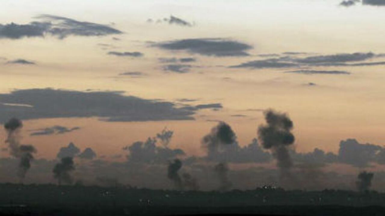 Panorámica de la Franja de Gaza desde las afueras de Kibbutz Nir Am, cerca a Sderot, al sur de Israel en donde se observan columnas de humo producidas por los ataques aéreos en la Franja de Gaza.