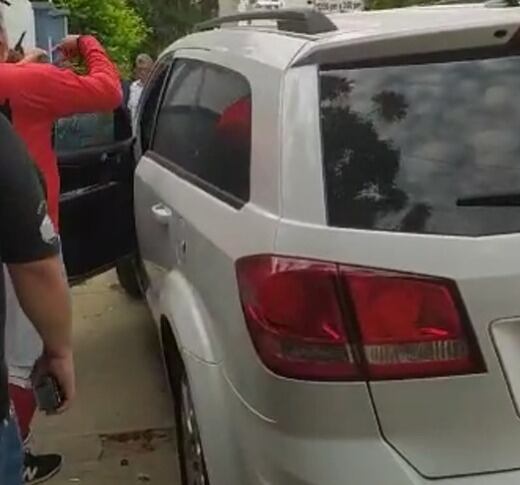 La camioneta de color blanco con placas DHN 692 en la que se movilizaba la víctima