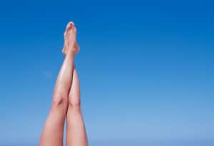 Es importante hidratar las piernas para mejorar su apariencia.