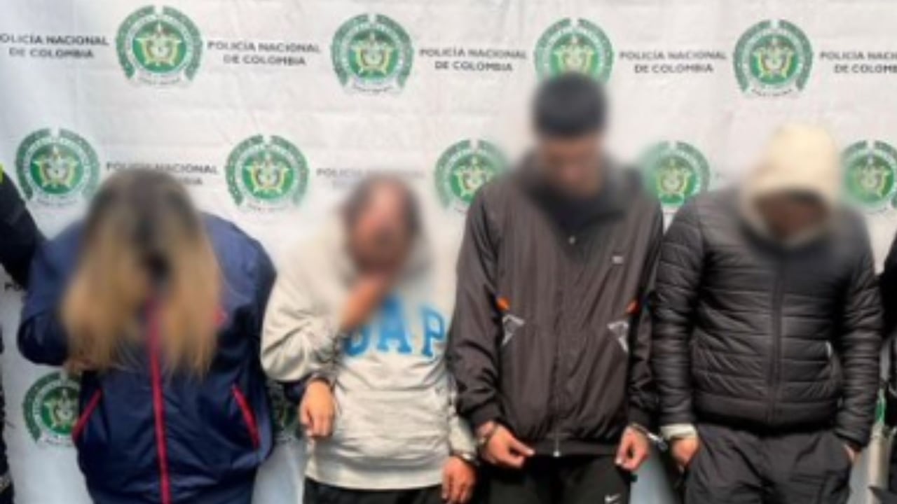 La Policía capturó a tres hombres y una mujer señalados de hacerse pasar por agentes de la Sijín para robar una vivienda en Engativá.