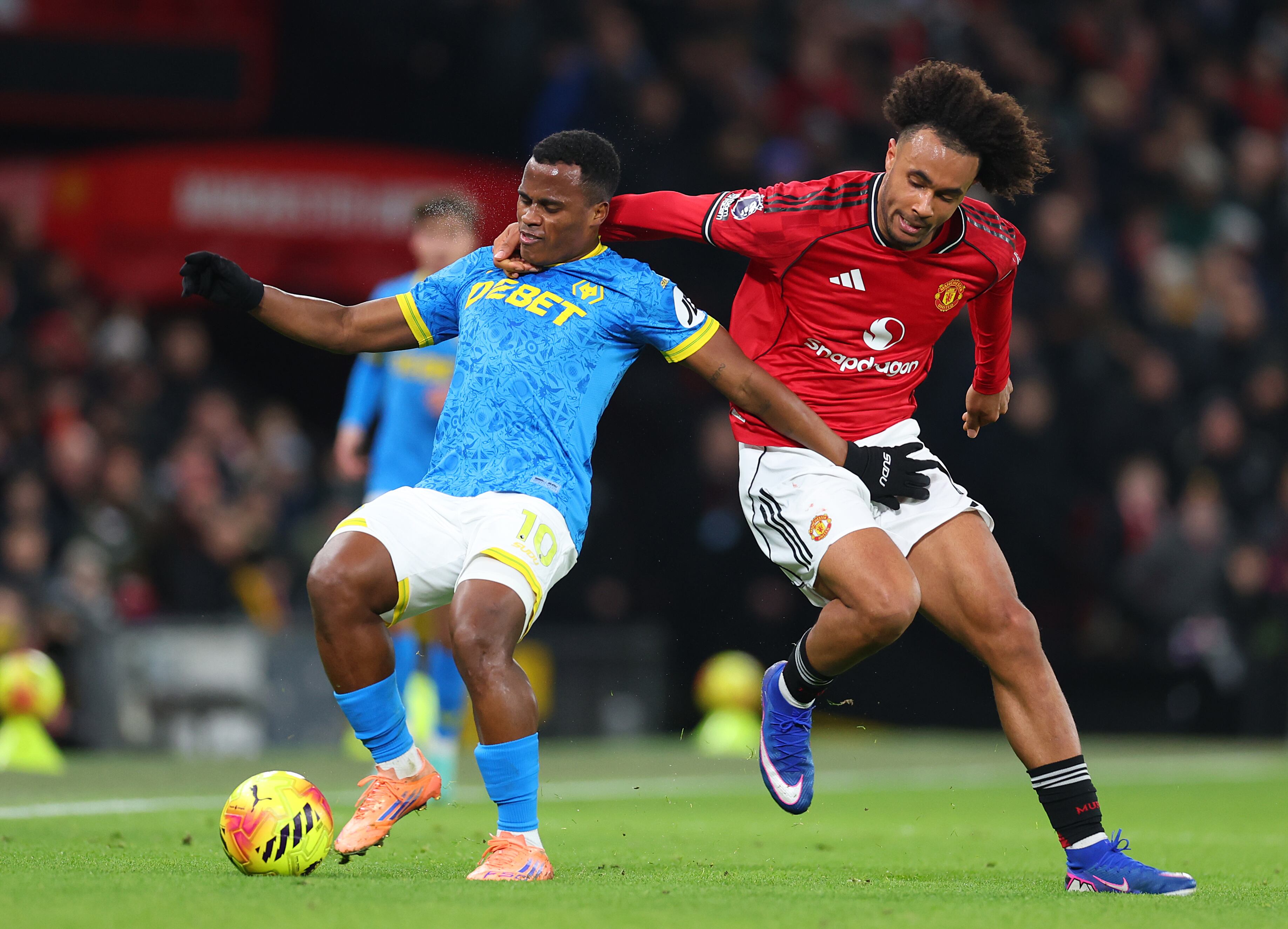 Jhon Arias con Joshua Zirkzee.