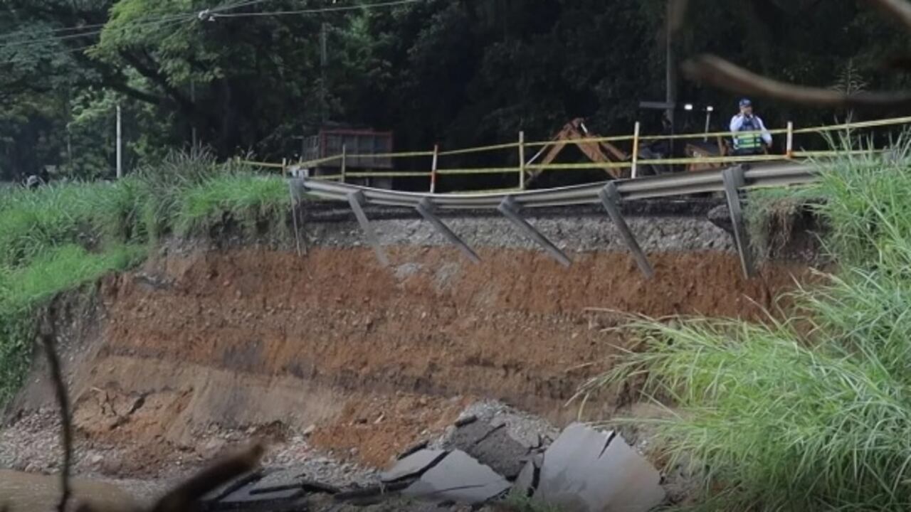 Las autoridades cerraron el paso en la carrera 40 del barrio Alverina, en Tuluá, tras un deslizamiento de tierra que afectó la vía.