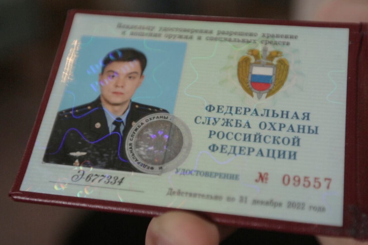 Tarjeta de identificación del Servicio Federal de Protección Ruso (FSO) para Gleb Karakulov, tomada en octubre de 2022 en Turquía. (Dossier Center vía AP)