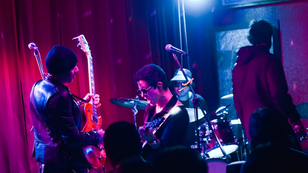 The Masterplan (tributo Oasis) rockeando en su hábitat natural. Foto: @fotografocamiloamaya.