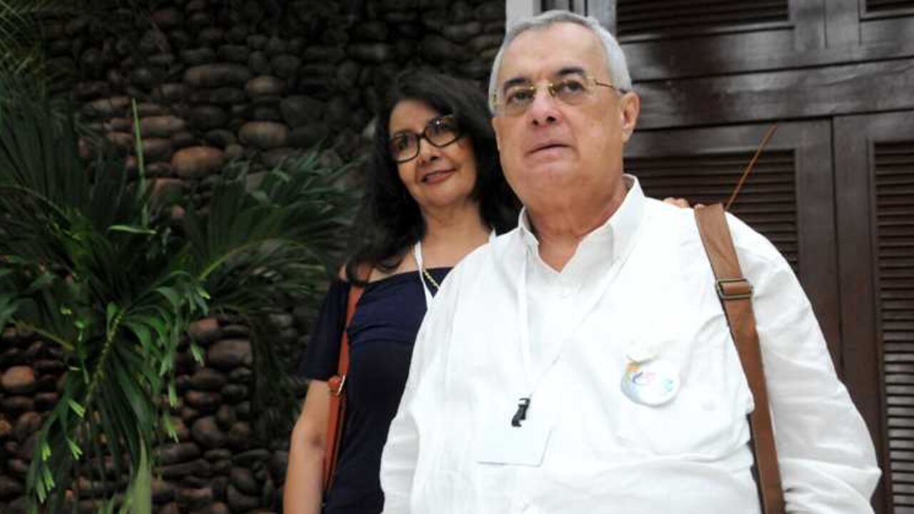 Henry Acosta con su esposa Julieta, tras la firma del acuerdo del cese al fuego, en La Habana.