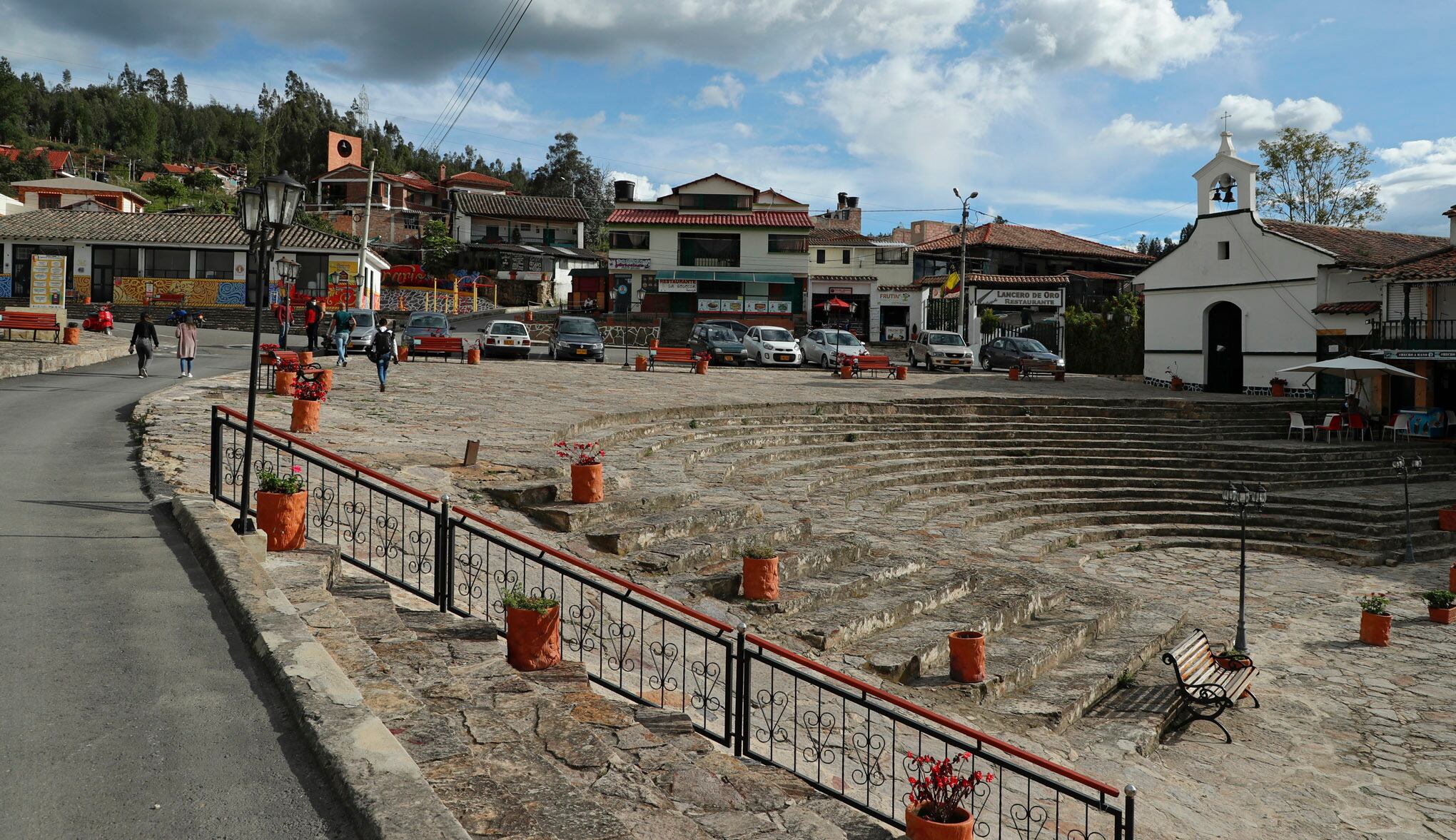 Monumento de Lanceros del Pantano de Vargas 
Paipa Boyaca en temporada de navidad que no fue iluminado por las afectaciones de la pandemia del Coronavirus. Lugar turistico que generaba ingresos economicos en el sector del turismo del municipio.