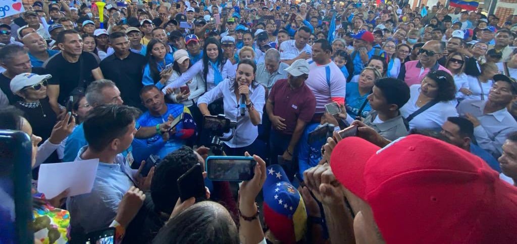Tal como estaba previsto, la Contraloría de Venezuela inhabilitó por 15 años a la candidata presidencial de oposición, María Corina Manchado con lo cual la quita del camino en la carrera con miras a las elecciones de 2024.