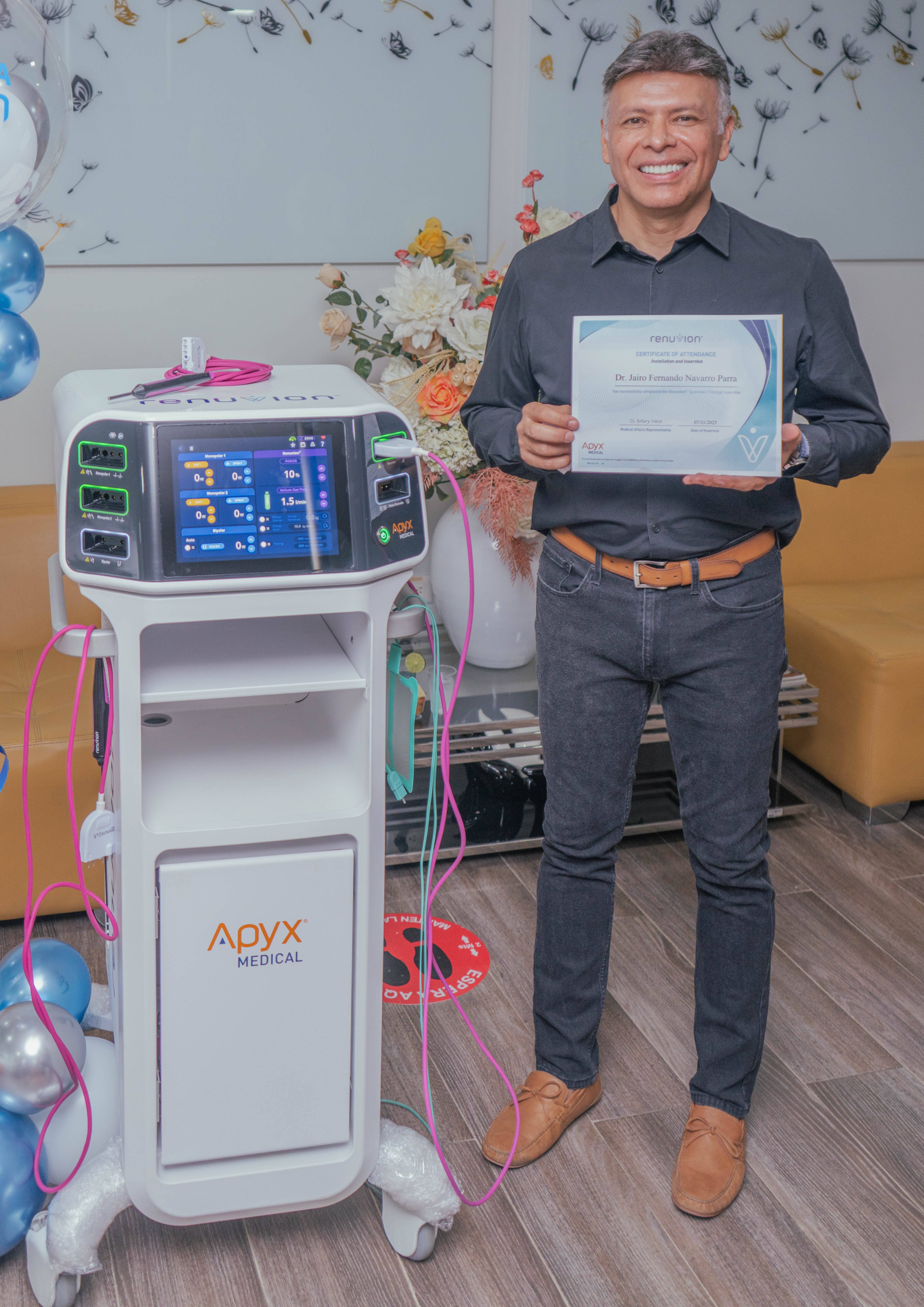 El doctor Jairo Navarro en la presentación de Apyx One.